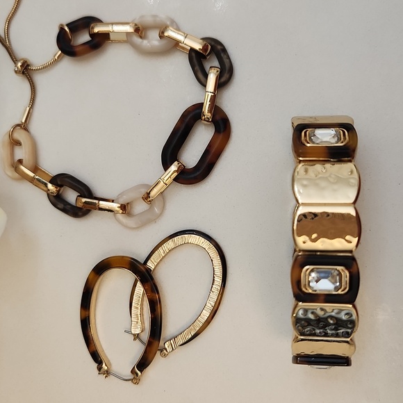 3 Piece Tortoiseshell Jewelry Set Including a Lilly Pulitzer Stretch Bangle! - Picture 6 of 7